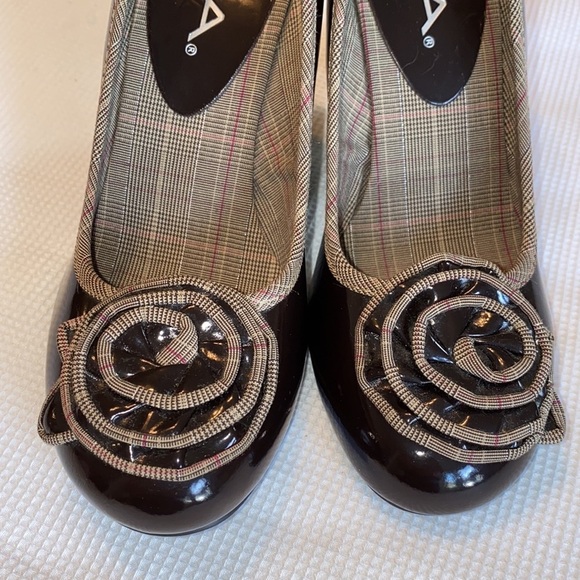 Mia Bloom Woman’s Slip On Shoes Round Toe Floral Block Heels Brown Size 6 M - Picture 9 of 12